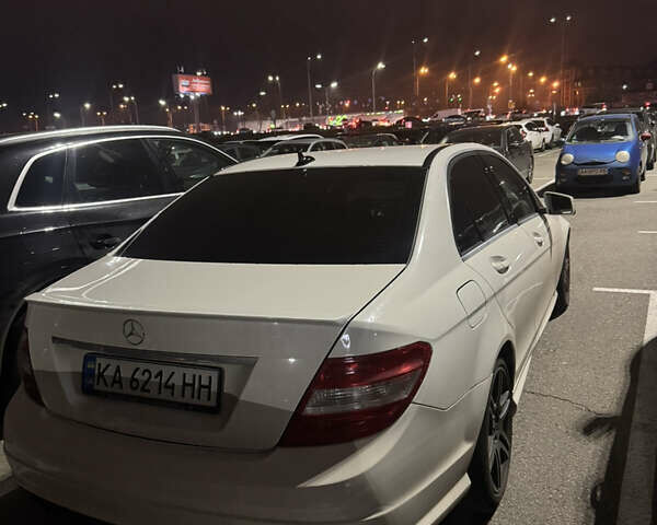 Белый Мерседес Ц-Класс, объемом двигателя 3.5 л и пробегом 285 тыс. км за 9000 $, фото 1 на Automoto.ua