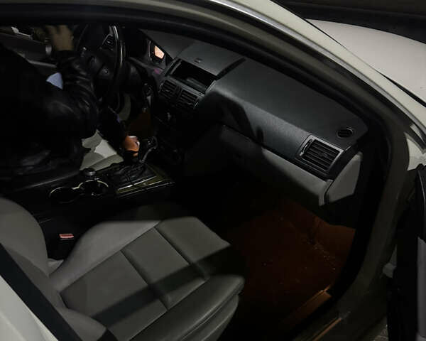 Белый Мерседес Ц-Класс, объемом двигателя 3.5 л и пробегом 285 тыс. км за 9000 $, фото 3 на Automoto.ua