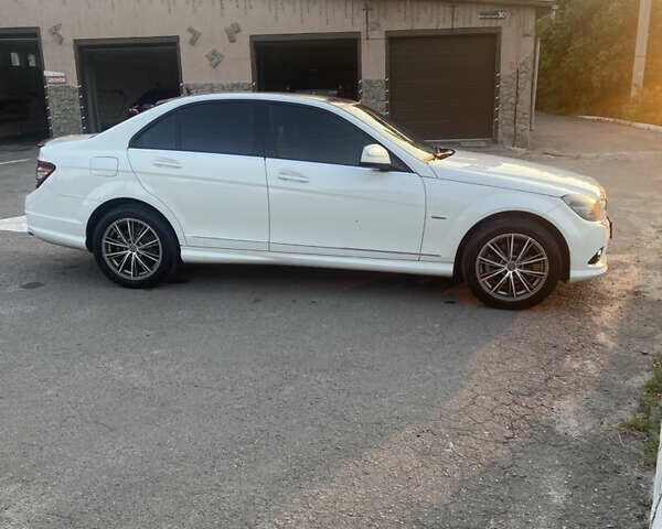 Білий Мерседес Ц-Клас, об'ємом двигуна 1.8 л та пробігом 201 тис. км за 8000 $, фото 1 на Automoto.ua