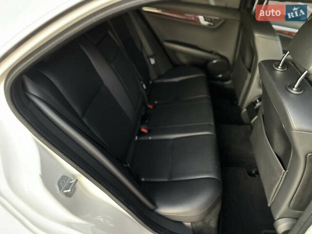 Белый Мерседес Ц-Класс, объемом двигателя 3 л и пробегом 155 тыс. км за 11700 $, фото 60 на Automoto.ua