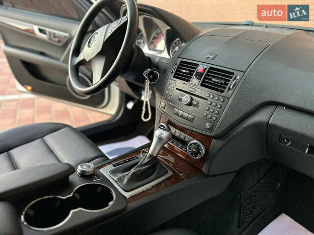 Белый Мерседес Ц-Класс, объемом двигателя 3 л и пробегом 155 тыс. км за 11700 $, фото 30 на Automoto.ua