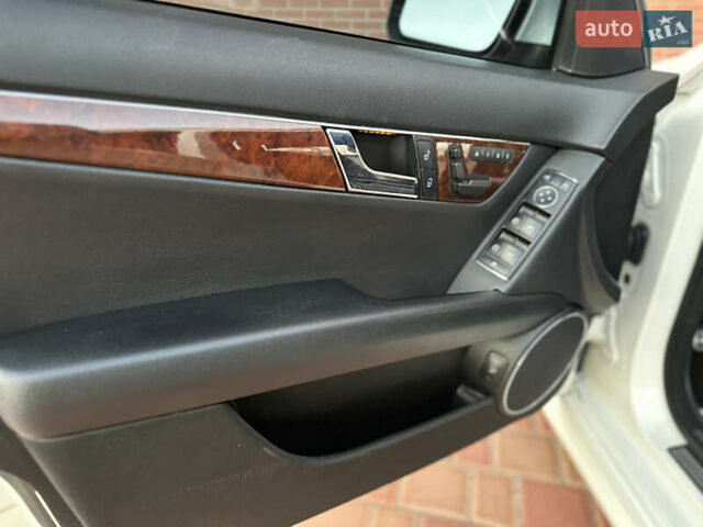 Белый Мерседес Ц-Класс, объемом двигателя 3 л и пробегом 155 тыс. км за 11700 $, фото 40 на Automoto.ua