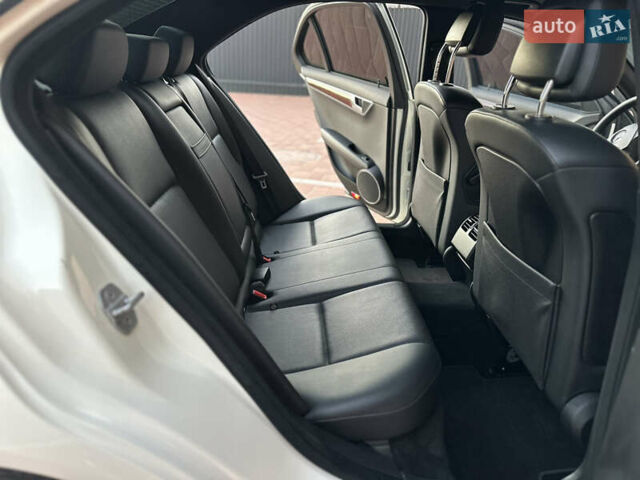 Белый Мерседес Ц-Класс, объемом двигателя 3 л и пробегом 155 тыс. км за 11700 $, фото 31 на Automoto.ua