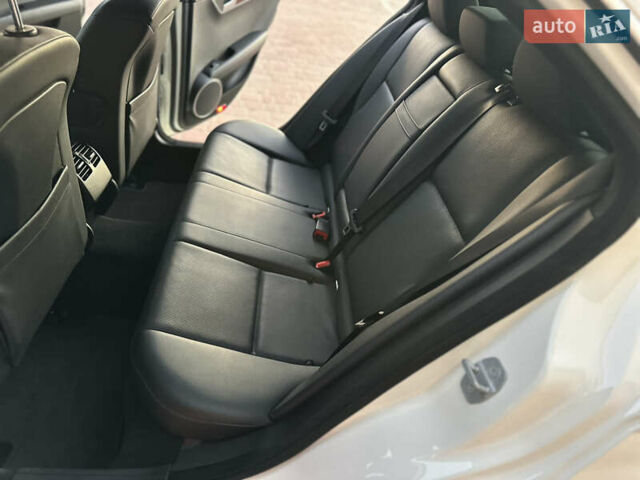 Белый Мерседес Ц-Класс, объемом двигателя 3 л и пробегом 155 тыс. км за 11700 $, фото 59 на Automoto.ua