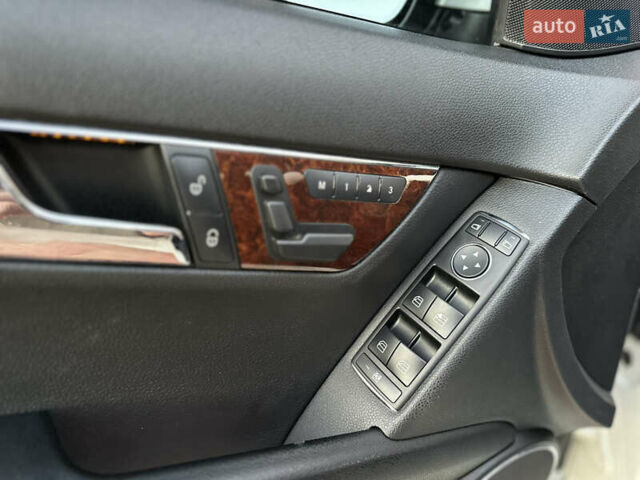 Белый Мерседес Ц-Класс, объемом двигателя 3 л и пробегом 155 тыс. км за 11700 $, фото 41 на Automoto.ua