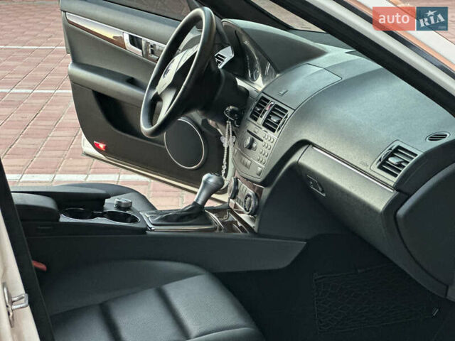 Белый Мерседес Ц-Класс, объемом двигателя 3 л и пробегом 155 тыс. км за 11700 $, фото 25 на Automoto.ua