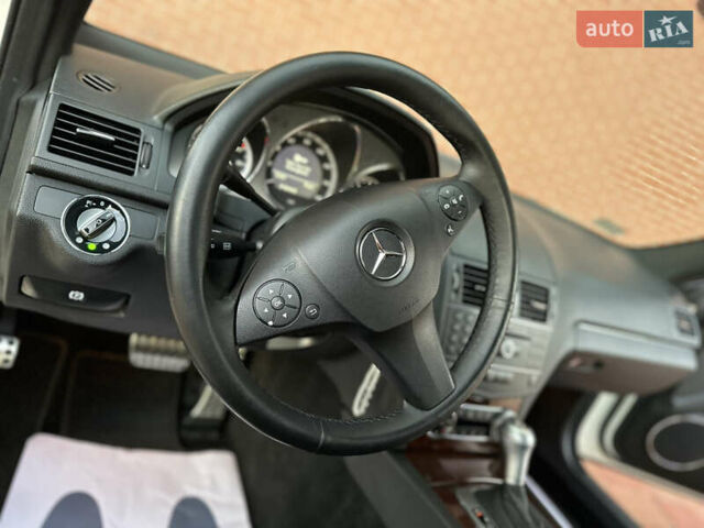 Белый Мерседес Ц-Класс, объемом двигателя 3 л и пробегом 155 тыс. км за 11700 $, фото 43 на Automoto.ua