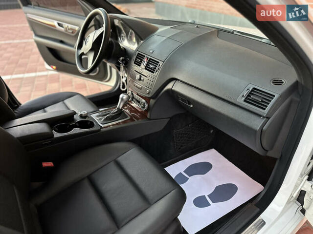 Белый Мерседес Ц-Класс, объемом двигателя 3 л и пробегом 155 тыс. км за 11700 $, фото 50 на Automoto.ua