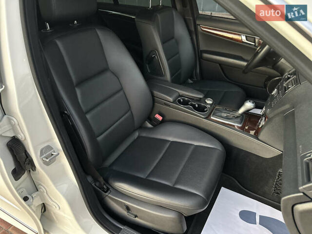 Белый Мерседес Ц-Класс, объемом двигателя 3 л и пробегом 155 тыс. км за 11700 $, фото 57 на Automoto.ua