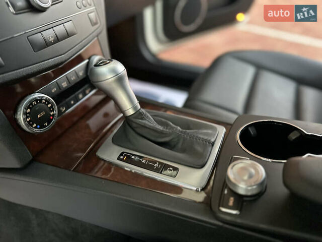 Белый Мерседес Ц-Класс, объемом двигателя 3 л и пробегом 155 тыс. км за 11700 $, фото 45 на Automoto.ua