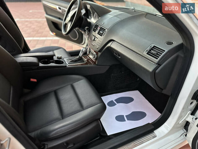 Белый Мерседес Ц-Класс, объемом двигателя 3 л и пробегом 155 тыс. км за 11700 $, фото 26 на Automoto.ua