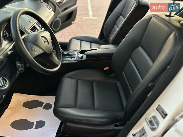 Белый Мерседес Ц-Класс, объемом двигателя 3 л и пробегом 155 тыс. км за 11700 $, фото 52 на Automoto.ua