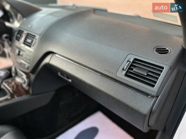 Белый Мерседес Ц-Класс, объемом двигателя 3 л и пробегом 155 тыс. км за 11700 $, фото 28 на Automoto.ua