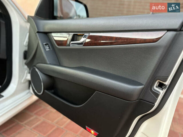 Белый Мерседес Ц-Класс, объемом двигателя 3 л и пробегом 155 тыс. км за 11700 $, фото 33 на Automoto.ua