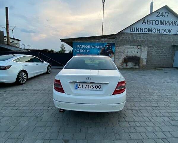 Мерседес Ц-Класс 2009 в Киеве на Automoto.ua Белый Мерседес Ц-Класс, объемом двигателя 2.14 л и пробегом 420 тыс. км за 10500 $, фото 1 на Automoto.ua