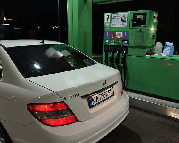 Белый Мерседес Ц-Класс, объемом двигателя 3 л и пробегом 260 тыс. км за 9250 $, фото 3 на Automoto.ua