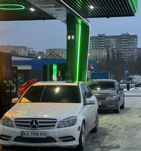 Белый Мерседес Ц-Класс, объемом двигателя 3 л и пробегом 260 тыс. км за 9250 $, фото 4 на Automoto.ua