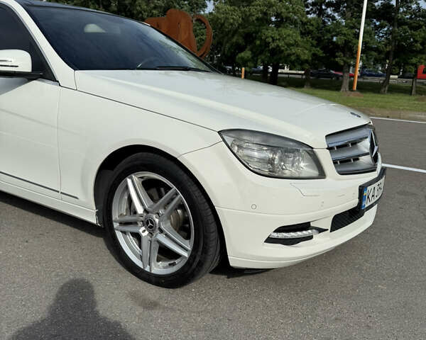 Белый Мерседес Ц-Класс, объемом двигателя 3 л и пробегом 242 тыс. км за 11500 $, фото 4 на Automoto.ua