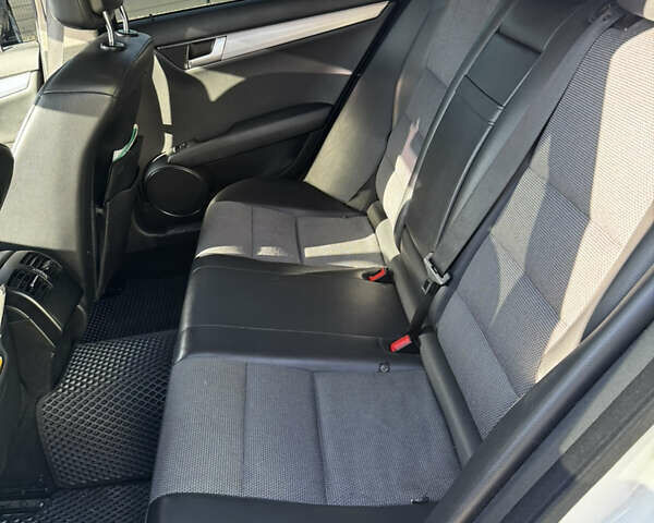 Белый Мерседес Ц-Класс, объемом двигателя 2.14 л и пробегом 228 тыс. км за 13500 $, фото 8 на Automoto.ua