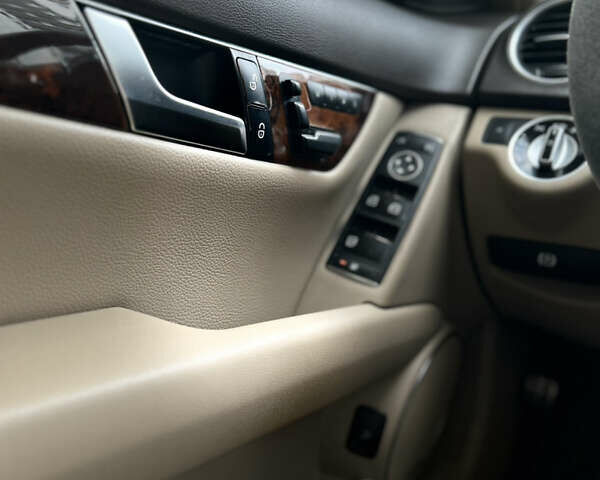 Белый Мерседес Ц-Класс, объемом двигателя 3 л и пробегом 200 тыс. км за 10700 $, фото 12 на Automoto.ua