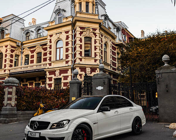 Белый Мерседес Ц-Класс, объемом двигателя 6.21 л и пробегом 115 тыс. км за 60000 $, фото 1 на Automoto.ua