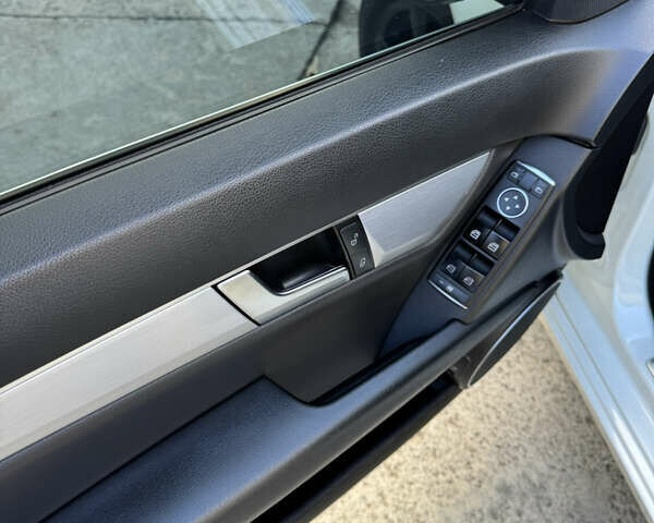 Белый Мерседес Ц-Класс, объемом двигателя 1.8 л и пробегом 265 тыс. км за 11555 $, фото 70 на Automoto.ua