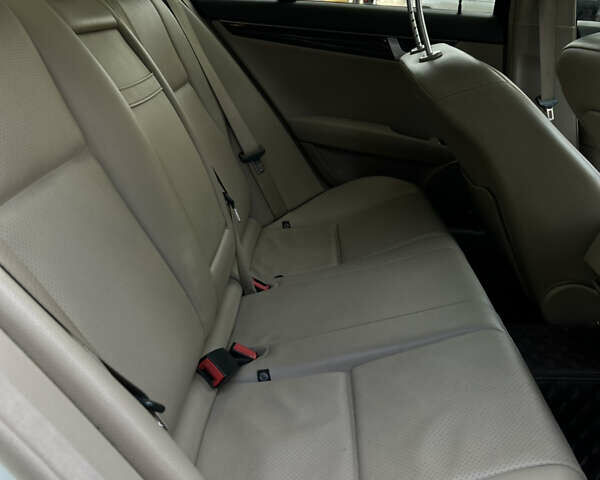 Белый Мерседес Ц-Класс, объемом двигателя 3 л и пробегом 200 тыс. км за 10700 $, фото 13 на Automoto.ua