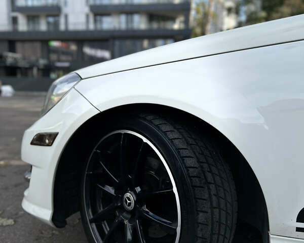 Белый Мерседес Ц-Класс, объемом двигателя 3 л и пробегом 200 тыс. км за 10700 $, фото 1 на Automoto.ua