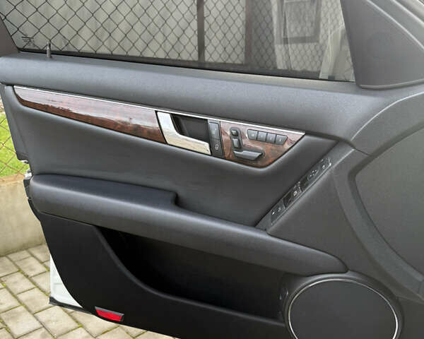 Білий Мерседес Ц-Клас, об'ємом двигуна 3 л та пробігом 230 тис. км за 13300 $, фото 11 на Automoto.ua