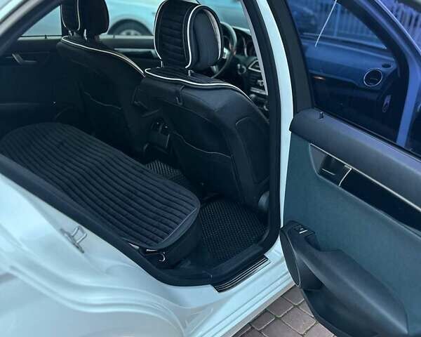 Белый Мерседес Ц-Класс, объемом двигателя 1.8 л и пробегом 190 тыс. км за 10500 $, фото 6 на Automoto.ua