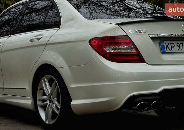 Белый Мерседес Ц-Класс, объемом двигателя 1.8 л и пробегом 117 тыс. км за 12500 $, фото 2 на Automoto.ua