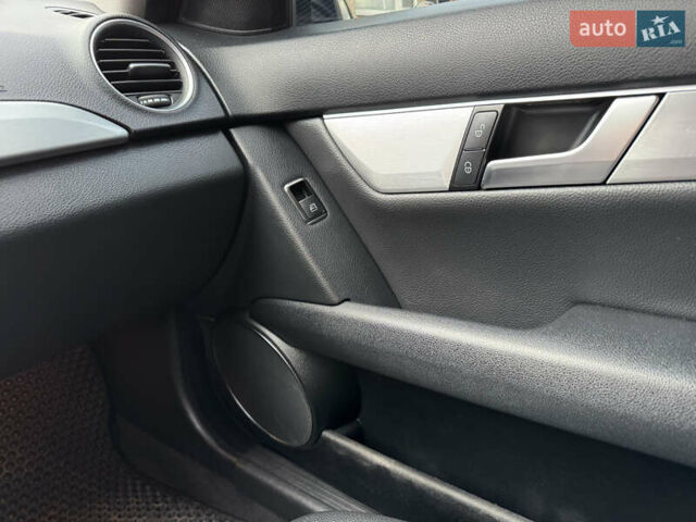 Белый Мерседес Ц-Класс, объемом двигателя 1.8 л и пробегом 265 тыс. км за 11555 $, фото 74 на Automoto.ua