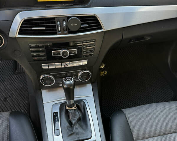 Білий Мерседес Ц-Клас, об'ємом двигуна 2.14 л та пробігом 228 тис. км за 13500 $, фото 11 на Automoto.ua