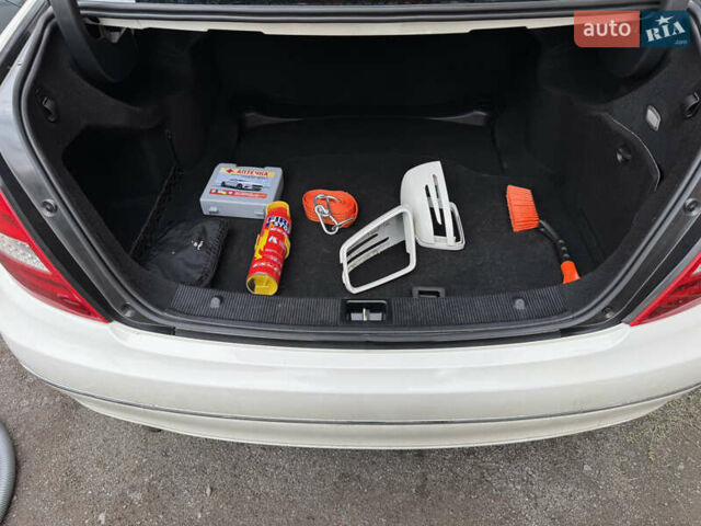 Белый Мерседес Ц-Класс, объемом двигателя 1.8 л и пробегом 265 тыс. км за 11555 $, фото 88 на Automoto.ua