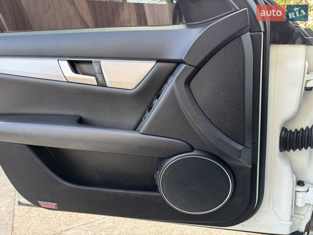 Белый Мерседес Ц-Класс, объемом двигателя 1.8 л и пробегом 265 тыс. км за 9999 $, фото 79 на Automoto.ua