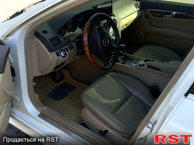 Білий Мерседес Ц-Клас, об'ємом двигуна 3 л та пробігом 236 тис. км за 10500 $, фото 10 на Automoto.ua