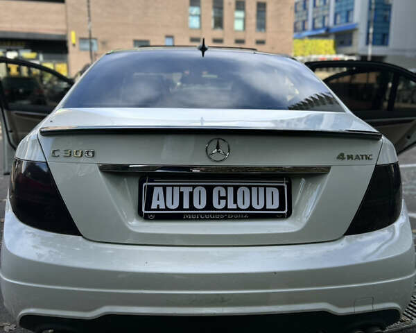 Белый Мерседес Ц-Класс, объемом двигателя 3 л и пробегом 200 тыс. км за 10700 $, фото 5 на Automoto.ua