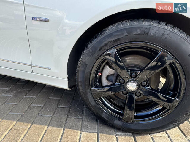 Белый Мерседес Ц-Класс, объемом двигателя 1.8 л и пробегом 265 тыс. км за 11555 $, фото 25 на Automoto.ua