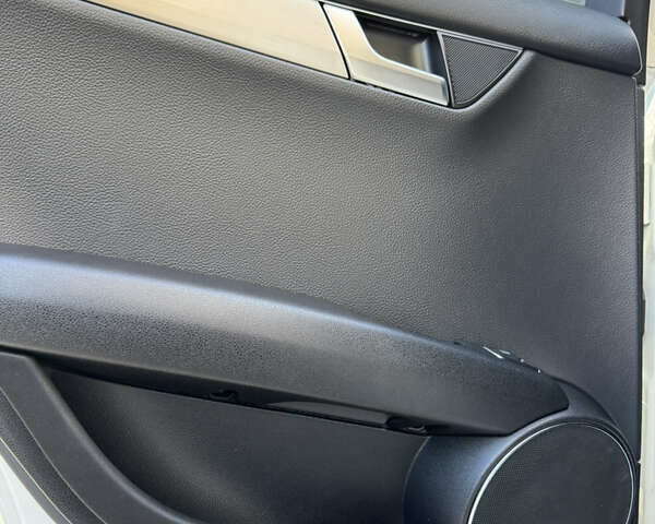 Белый Мерседес Ц-Класс, объемом двигателя 1.8 л и пробегом 265 тыс. км за 11555 $, фото 81 на Automoto.ua