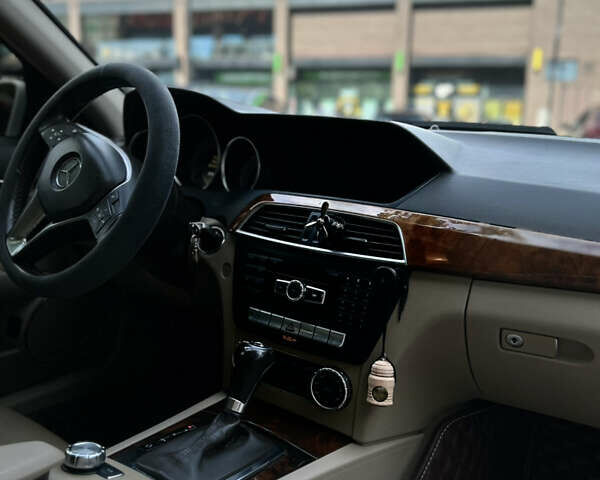 Белый Мерседес Ц-Класс, объемом двигателя 3 л и пробегом 200 тыс. км за 10700 $, фото 10 на Automoto.ua