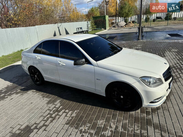 Белый Мерседес Ц-Класс, объемом двигателя 1.8 л и пробегом 265 тыс. км за 9999 $, фото 17 на Automoto.ua