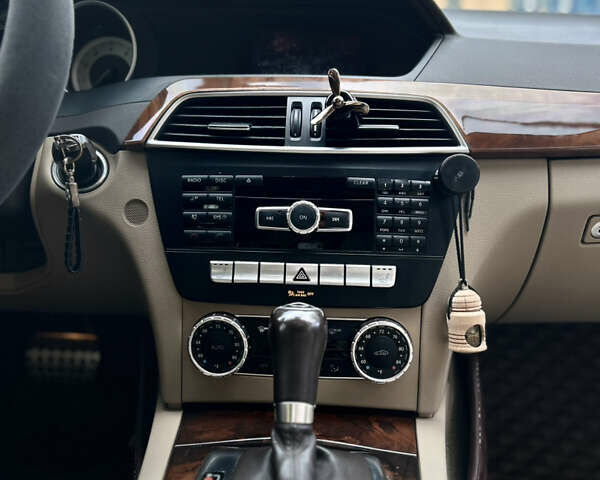 Белый Мерседес Ц-Класс, объемом двигателя 3 л и пробегом 200 тыс. км за 10700 $, фото 11 на Automoto.ua