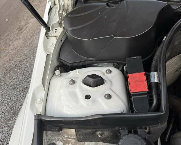 Белый Мерседес Ц-Класс, объемом двигателя 1.8 л и пробегом 265 тыс. км за 9999 $, фото 112 на Automoto.ua