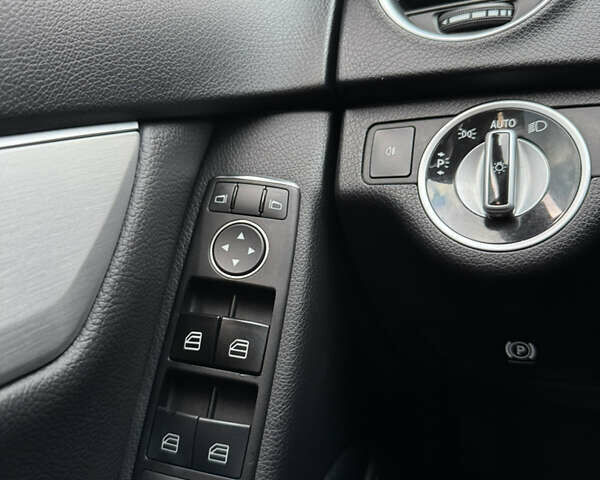 Белый Мерседес Ц-Класс, объемом двигателя 1.8 л и пробегом 265 тыс. км за 9999 $, фото 69 на Automoto.ua