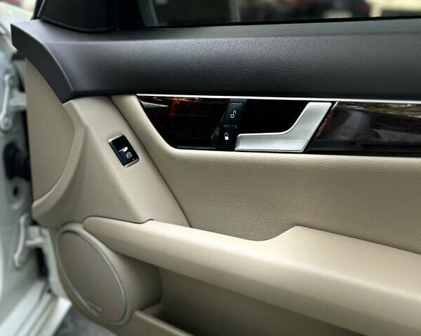 Белый Мерседес Ц-Класс, объемом двигателя 3 л и пробегом 200 тыс. км за 10700 $, фото 14 на Automoto.ua