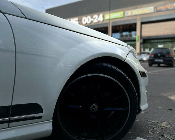 Белый Мерседес Ц-Класс, объемом двигателя 3 л и пробегом 200 тыс. км за 10700 $, фото 2 на Automoto.ua