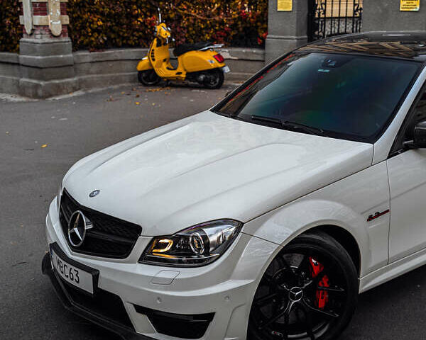 Белый Мерседес Ц-Класс, объемом двигателя 6.21 л и пробегом 115 тыс. км за 55000 $, фото 2 на Automoto.ua