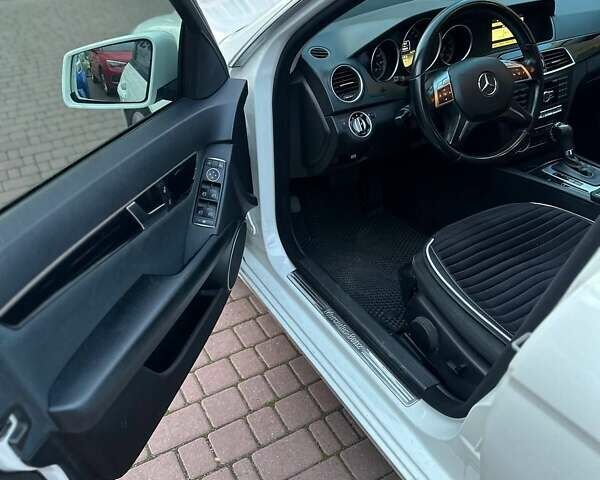 Белый Мерседес Ц-Класс, объемом двигателя 1.8 л и пробегом 190 тыс. км за 10500 $, фото 3 на Automoto.ua