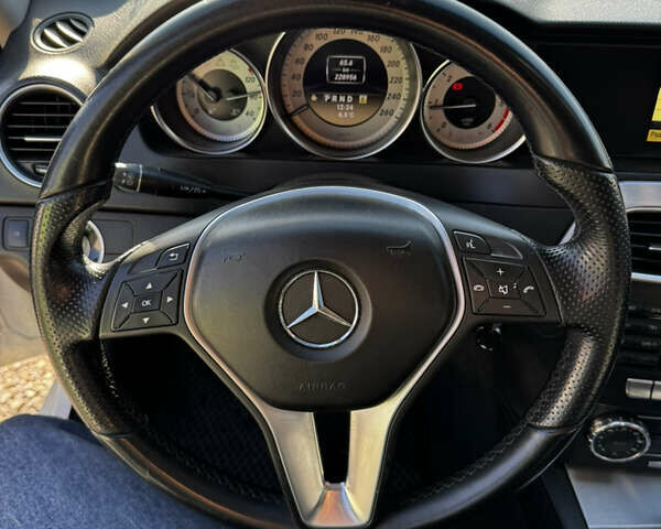 Белый Мерседес Ц-Класс, объемом двигателя 2.14 л и пробегом 228 тыс. км за 13500 $, фото 16 на Automoto.ua