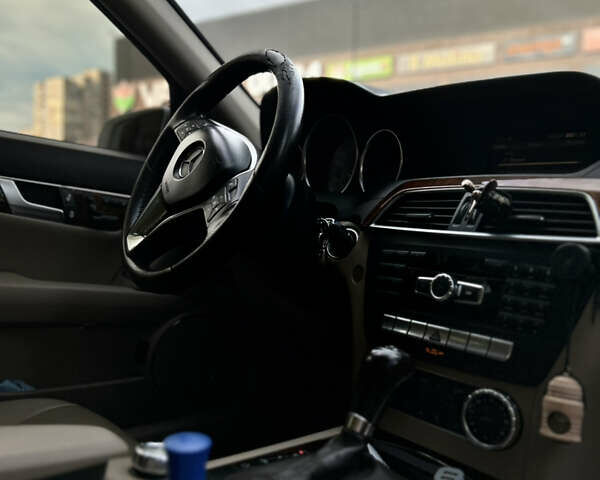 Белый Мерседес Ц-Класс, объемом двигателя 3 л и пробегом 200 тыс. км за 10700 $, фото 7 на Automoto.ua